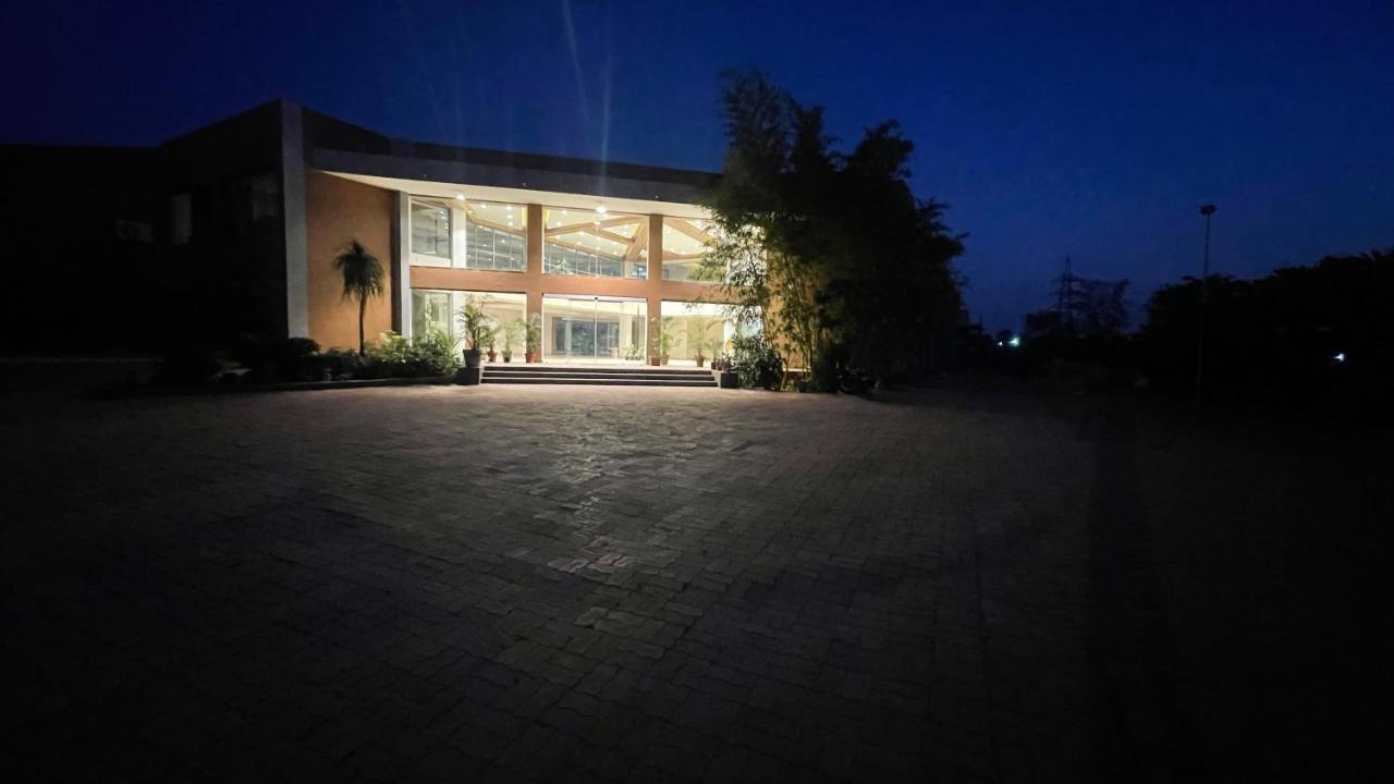 Heaven 7 Hotel & Resort Himatnagar ภายนอก รูปภาพ