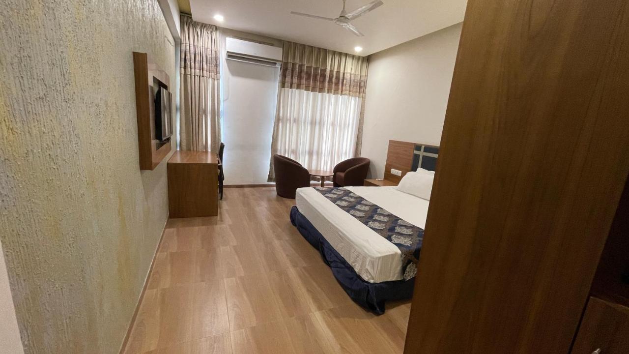 Heaven 7 Hotel & Resort Himatnagar ภายนอก รูปภาพ
