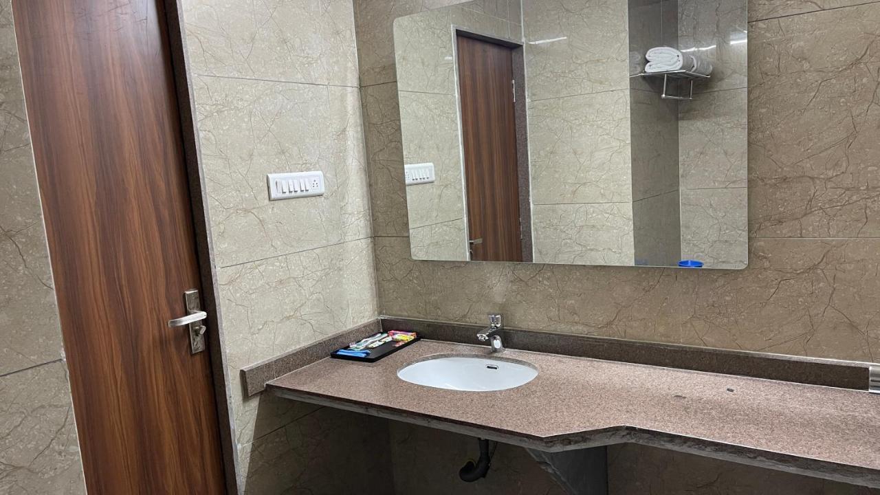 Heaven 7 Hotel & Resort Himatnagar ภายนอก รูปภาพ