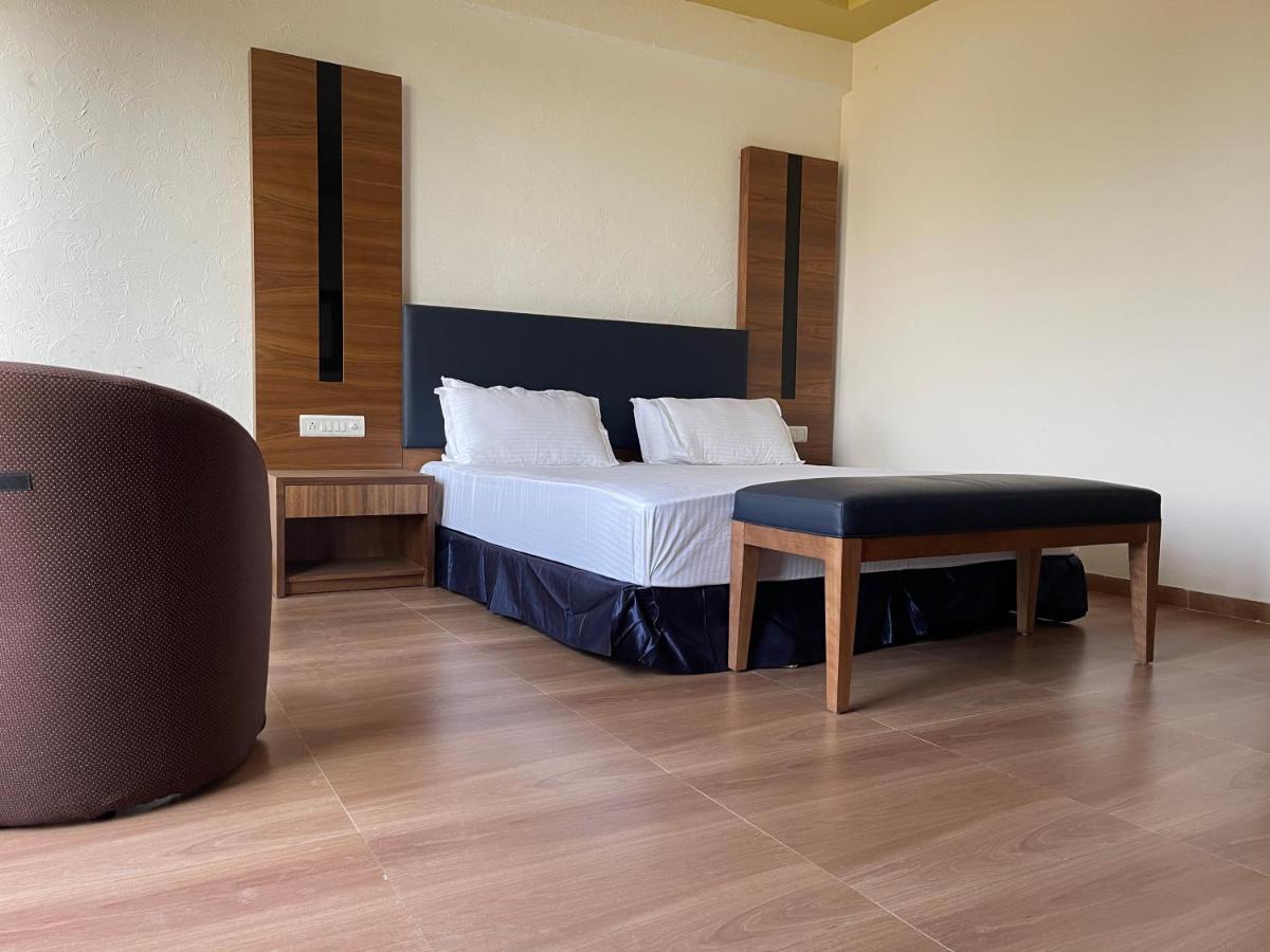 Heaven 7 Hotel & Resort Himatnagar ภายนอก รูปภาพ