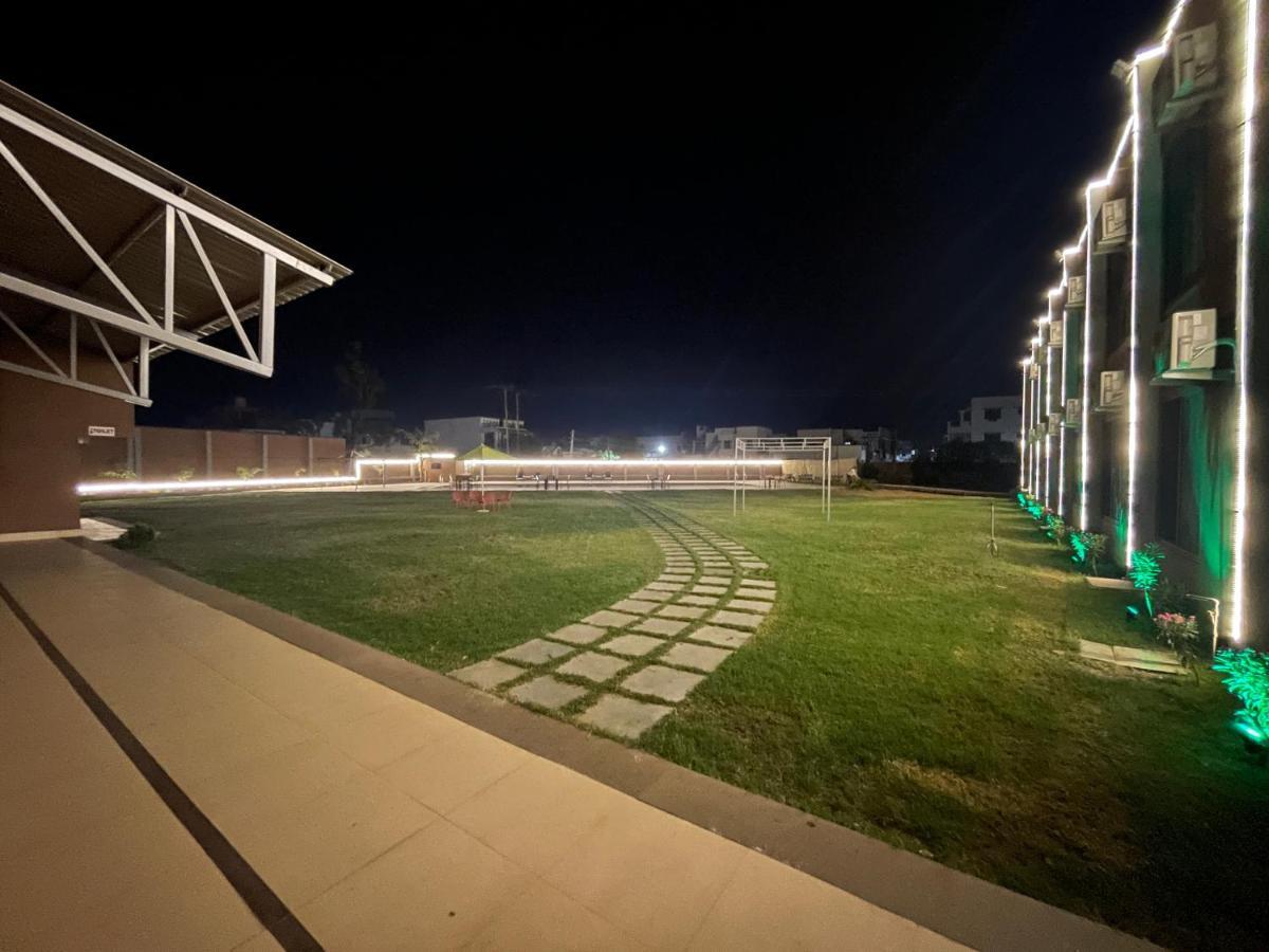 Heaven 7 Hotel & Resort Himatnagar ภายนอก รูปภาพ