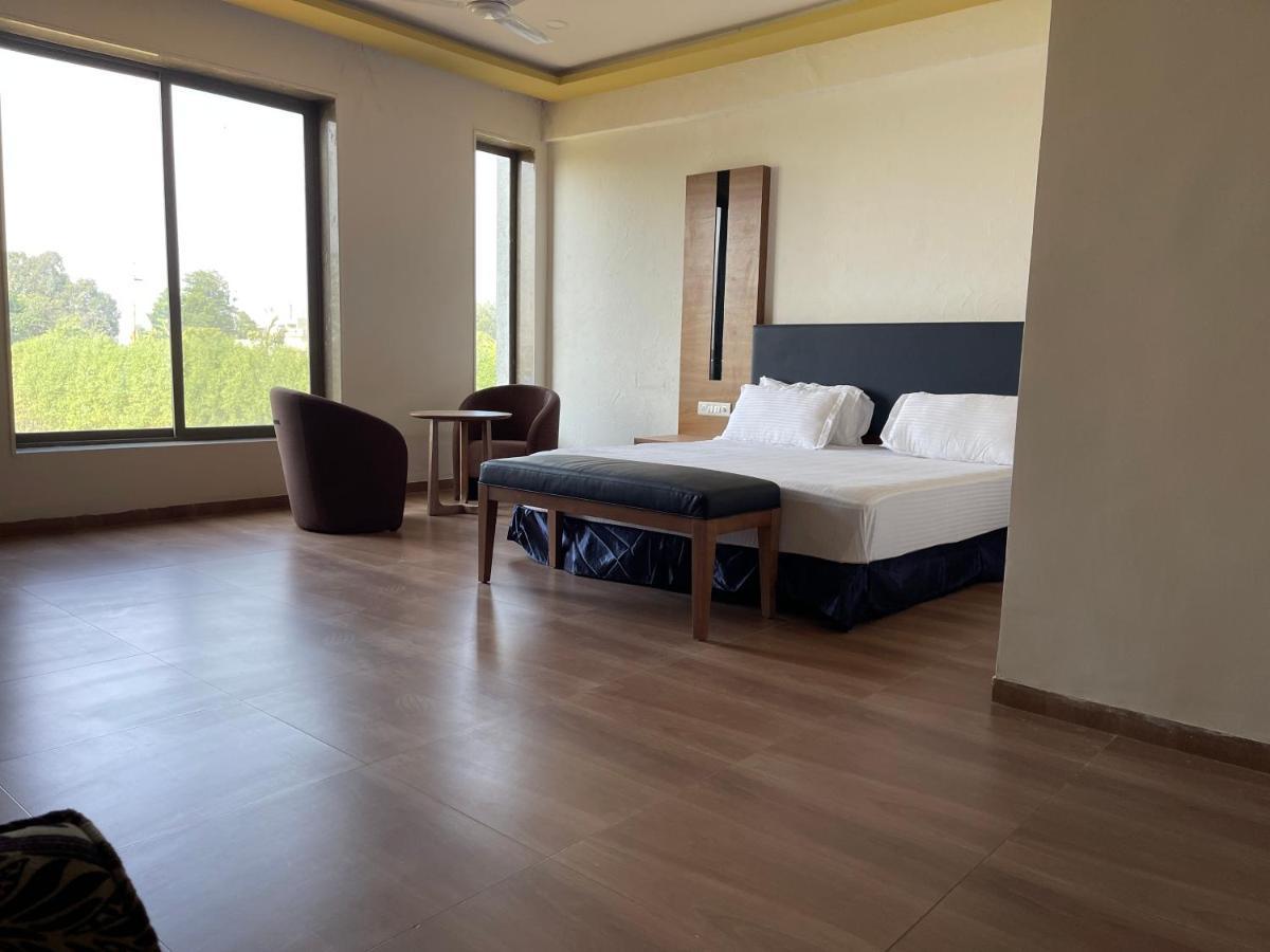 Heaven 7 Hotel & Resort Himatnagar ภายนอก รูปภาพ