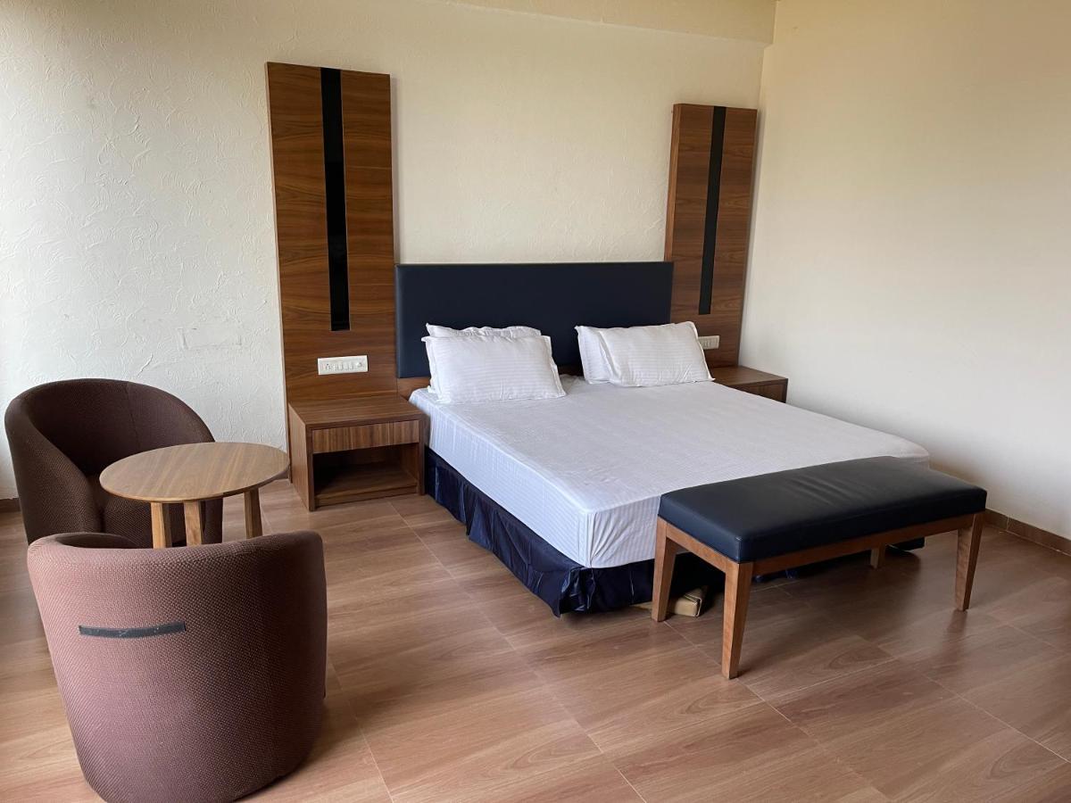 Heaven 7 Hotel & Resort Himatnagar ภายนอก รูปภาพ