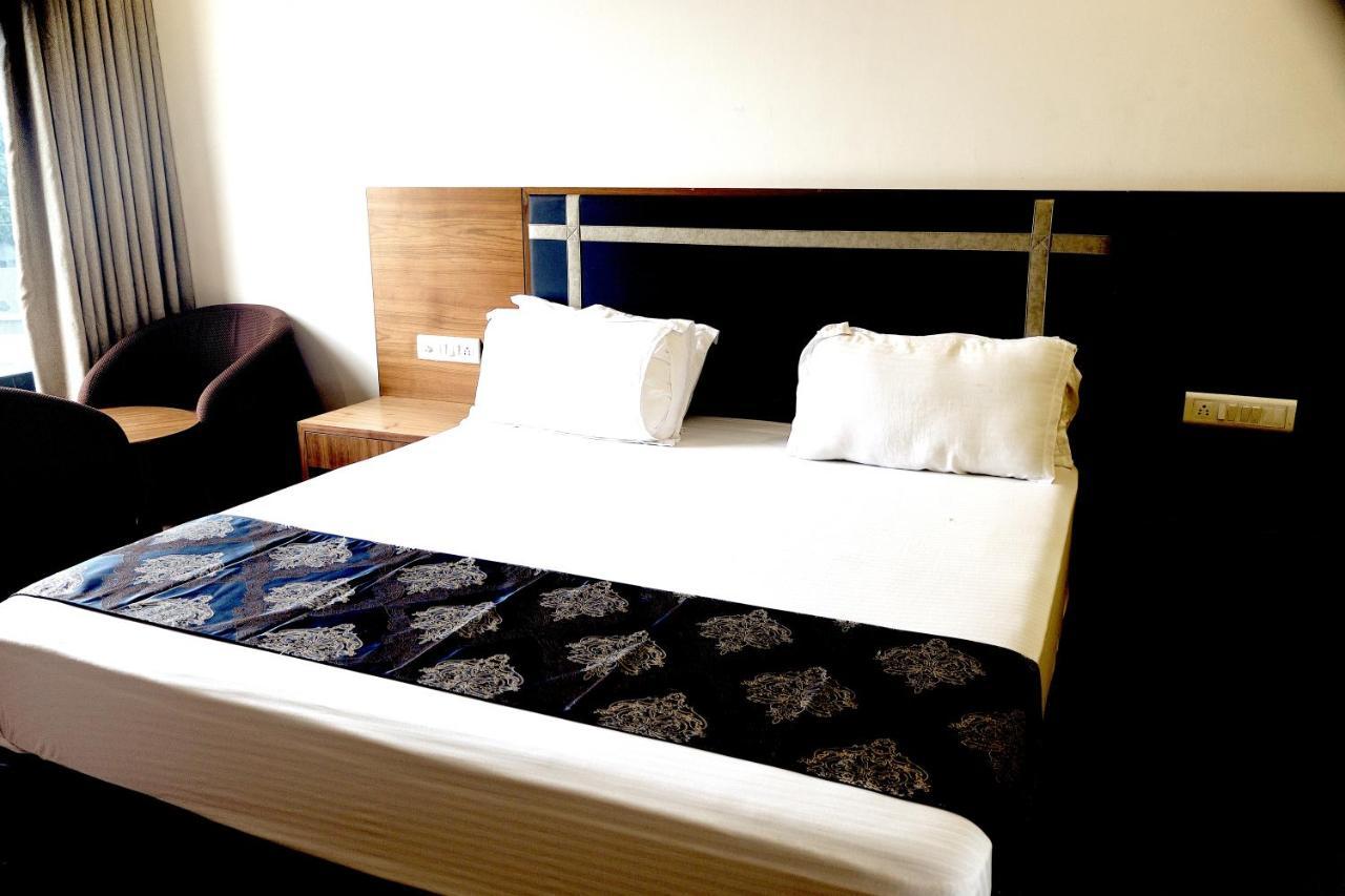 Heaven 7 Hotel & Resort Himatnagar ภายนอก รูปภาพ